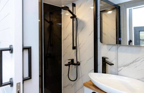 The Gatwick Cabin With Airport Parking Available - Foto 8