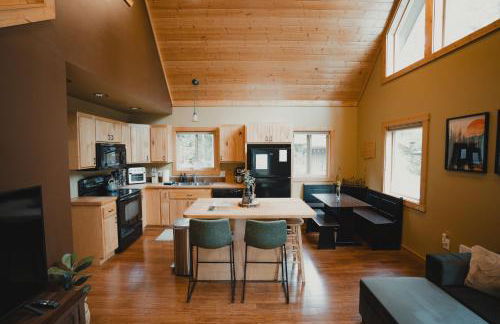 Cabin Minutes to Mt Rainier - EV, HotTub, 2 Queen and Twin - Photo 52