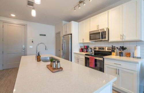 Top Floor City Views! King Bed Pool Gym Free Parking - Foto 30