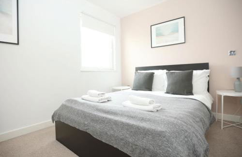 2 bedroom Apartment In Cardiff Bay with Private Parking By N And N Stays, perfect for corporate and leisure stays, long stays welcome, Scafollding currently on building, does not affect the apartment - Photo 5