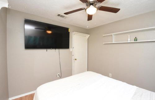 10 Minutes from IAH and Mall, Newly Rehabbed - Foto 28