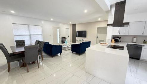 Luxury Pool Retreat Sleep 17 Near Beach - Foto 2