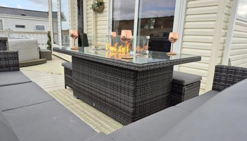 The Blue Lagoon 2 bedroom lodge with hot tub - Foto 4