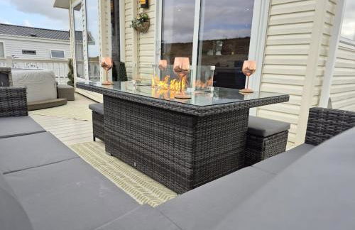 The Blue Lagoon 2 bedroom lodge with hot tub - Foto 4