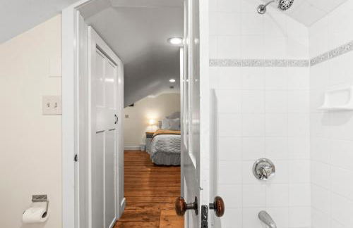 The School House Cottage, Historic 1BR Mystic River Stay Near Seaport - Foto 16