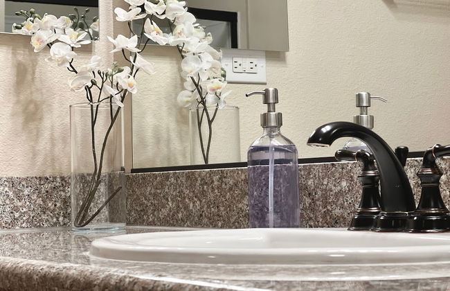 Relaxing 2-br Apt With Pool Hot Tub Gym - Photo 36