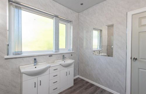 Large House for Groups with Huge Driveway - FREE PARKING - Photo 9