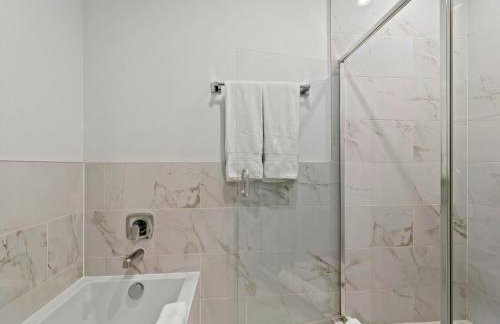 Modern Dallas Townhome with Private Rooftop, City View, Private Parking & Grill - Photo 12