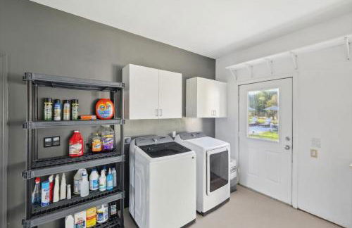 The Perfect Holiday Getaway 5BR 4BA with Pool and Hot Tub - Photo 37