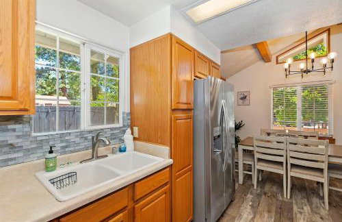 Bear Cub Cottage in Big Bear w/ HotTub & Firepit - Photo 16