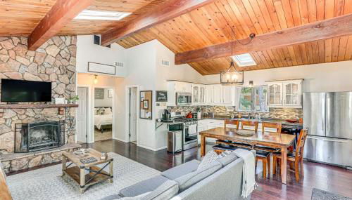 1 Mi to Lake Crestline Cabin with Deck and Gas Grill! - Foto 1