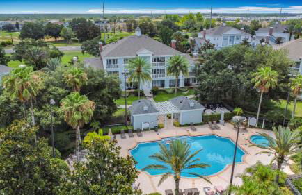 3-BR Condo with Dreamy Balcony Views, Walk to Pool - Foto 60