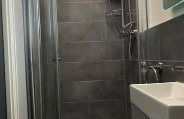 Modern 1 bedroom flat with patio garden & parking - Foto 11