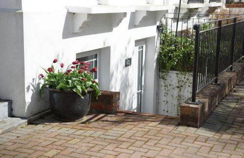 Stunning pied-a-terre moments from the water. - Photo 3