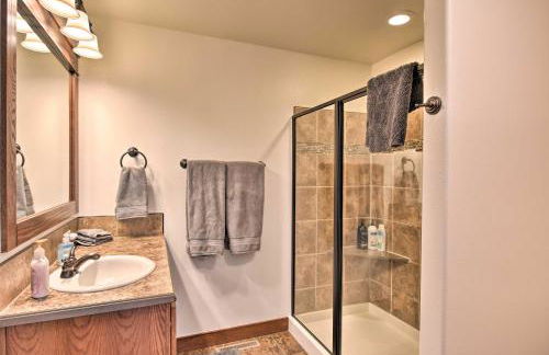 Gorgeous Twin Lakes Home with Deck Overlooking Mtns! - Foto 15