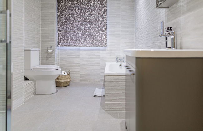 Charming 3BD Cotswolds Family Retreat - Photo 18