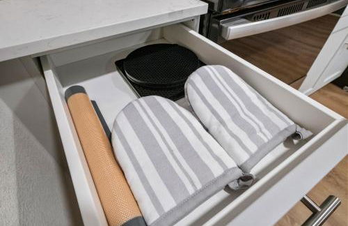 Modern King BR, Sectional, Pool, Gym, Near U of A - Foto 30