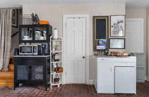 Historic Carriage House Retreat - Foto 28