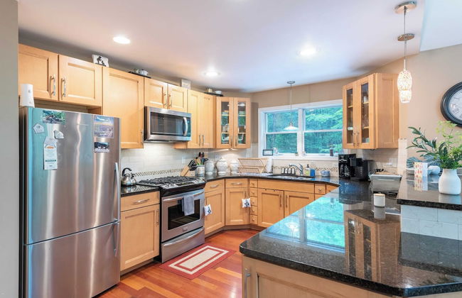 Bear Trail Chalet by Avantstay Retreat w/ Outdoor Living Deck & Fire Pit - Foto 13