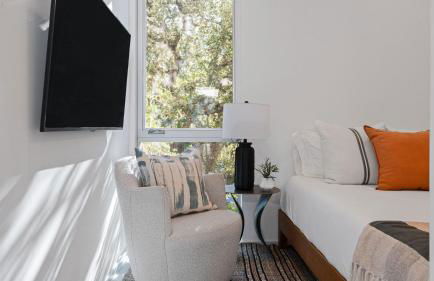 Sleeps 32 Private Compound w Putting Green Bouldin Collective by AvantStay - Foto 62