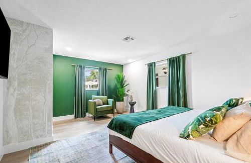 Deluxe Waterfront Villa with BBQ, Pool and Game Room - Photo 18