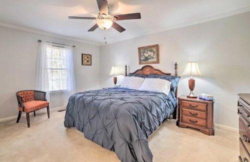 Country-Chic Home with Fire Pit, Steps to Lake! - Foto 12