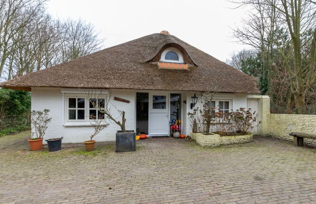Charming Beach Villa With Thatched Roof - Photo 39