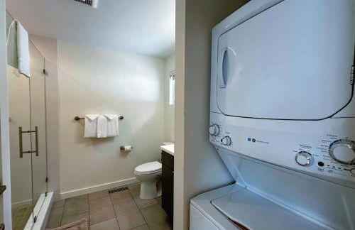 1B Contemporary cabin in magnificent setting, luxury and comfort, hot tub, AC! - Foto 13