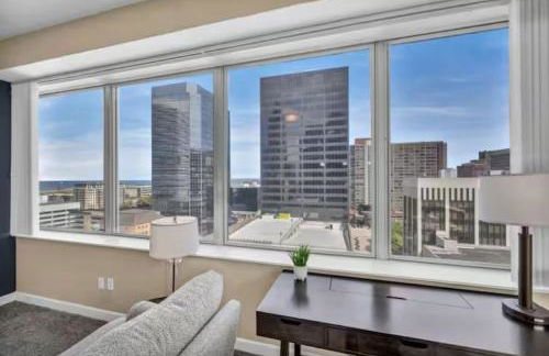 LAKE VIEWS | Paid Parking | Downtown | Gym - Foto 3