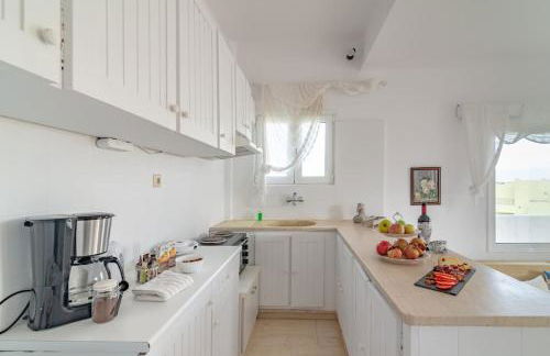 white house by the sea - Photo 13