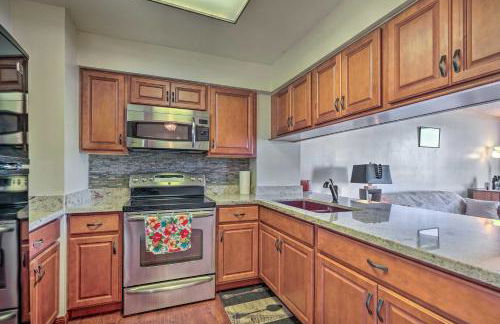 Lush Condo with Community Pool, 1 Mi to Beach! - Foto 9