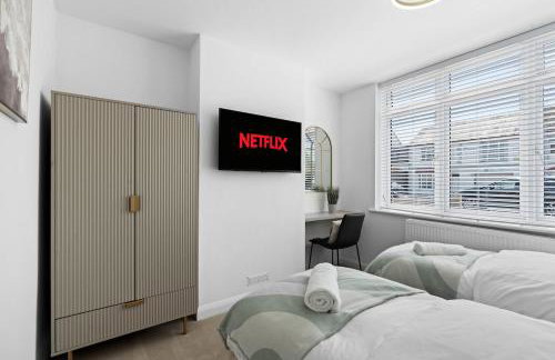 Luxury 4-Bed Family & Group Home-King or Twin Beds-Driveway, Garden-Near Gatwick - Foto 9