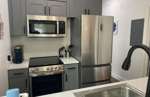 Contemporary 1-Bedroom Private Bungalow Walk to Armature & Riverwalk - Foto 7