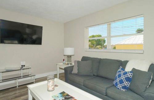 Siesta Key Village-Suite #2: A block to the Beach! - Foto 1
