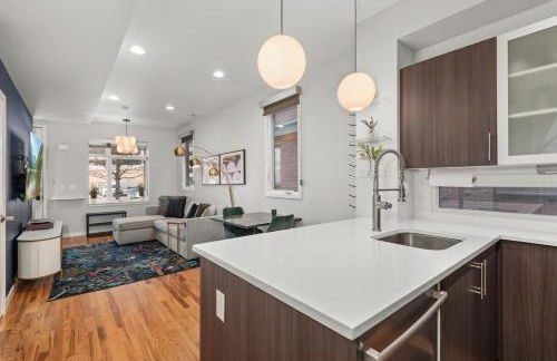 Walkable Rooftop Retreat 2BR, Workspace & BBQ - Foto 13