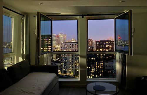 Penthouse with O2 Arena View, Free Parking & Portable AC - Photo 2