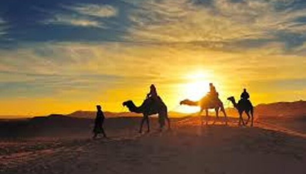 2 días Ergg Chigaga viaje desierto con campamento durante la noche desde Agadir - Foto 3, PASEO EN CAMELLO POR EL OCASO DE ERG CHIGAGA