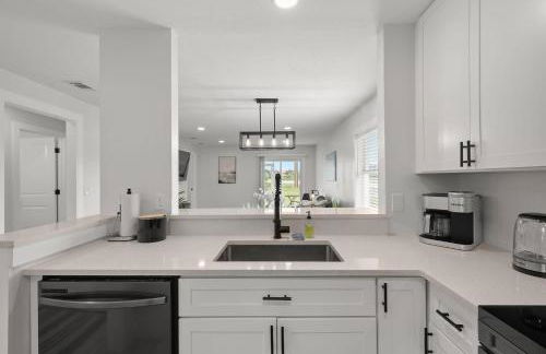 Relaxing 2BR Florida Home Close to Beach - Photo 4