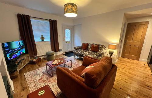 Old Betting Shop for 3 & Furry Friend - Photo 2