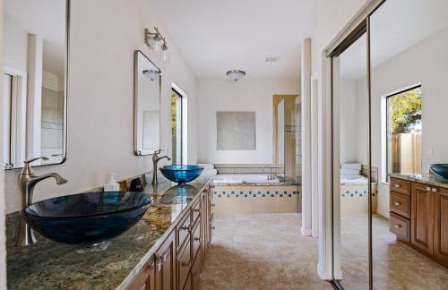 Arch Views Beautifully designed home with swimming pool table and more - Foto 20