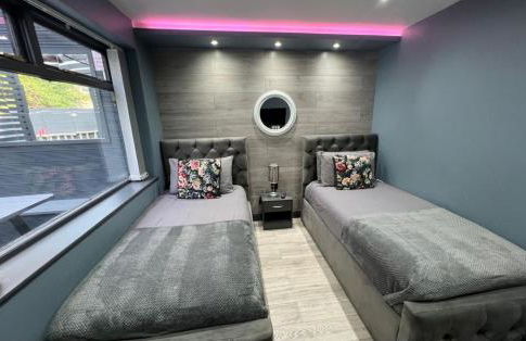 MODERN SUITES -5 Bedroom House- With FREE PARKING Birmingham city - Foto 62
