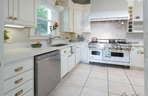 Lakefront estate with breathtaking views and pier! - Foto 17