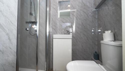 Thameside Terrace - 4Bed 3Bath near Purfleet train station - Foto 5, Shower