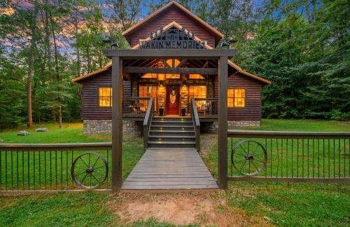 Rustic Family Getaway - Pool Table, Hot Tub, Pets, Great Location - Photo 9