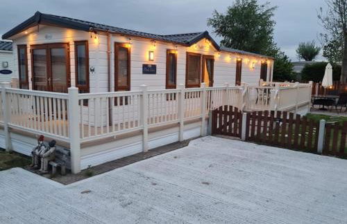 2 Bed Lodge Style Caravan with Hot Tub & Private Garden at Patrington Haven Leisure Park - Foto 1