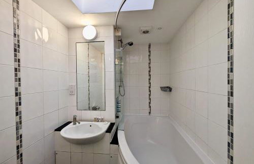 Stunning 4 Bedroom House in Old Windsor Perfect for Families & Groups - Foto 23