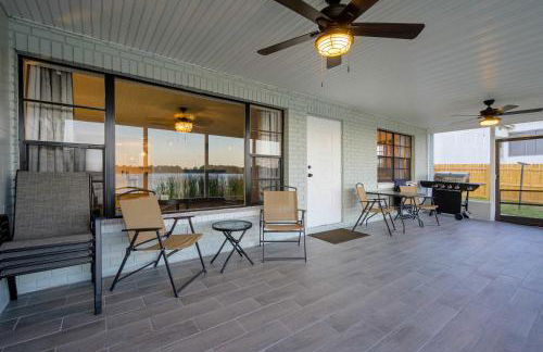 Hook, Line and Leisure Lakefront Gem with Porch! - Foto 33