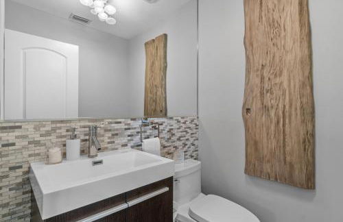 Seven Palms Waterfront- Private Dock, Heated Pool & Lanai -Walk to beach! by Maven Vacation Rentals - Foto 28