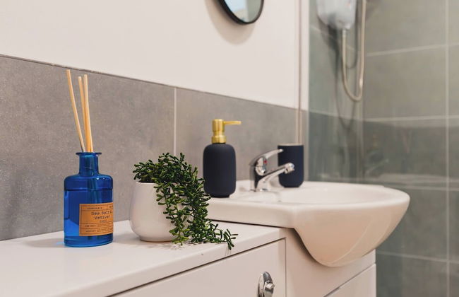 Sleek City Getaway - Walkable & Free Parking - Foto 13