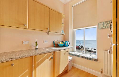 7 South Beach Court - Sea Front Apartment With Spectacular Sea Views - Photo 18